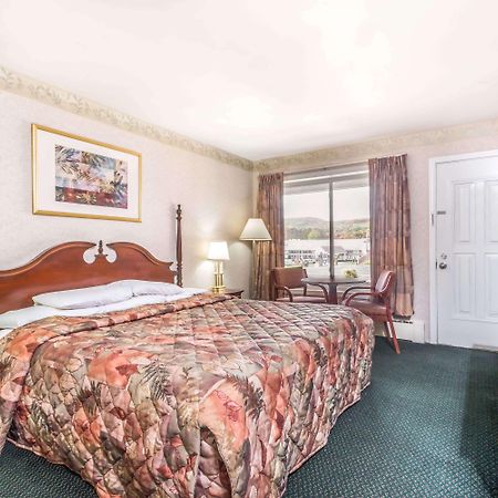 Knights Inn Lenox Bagian luar foto