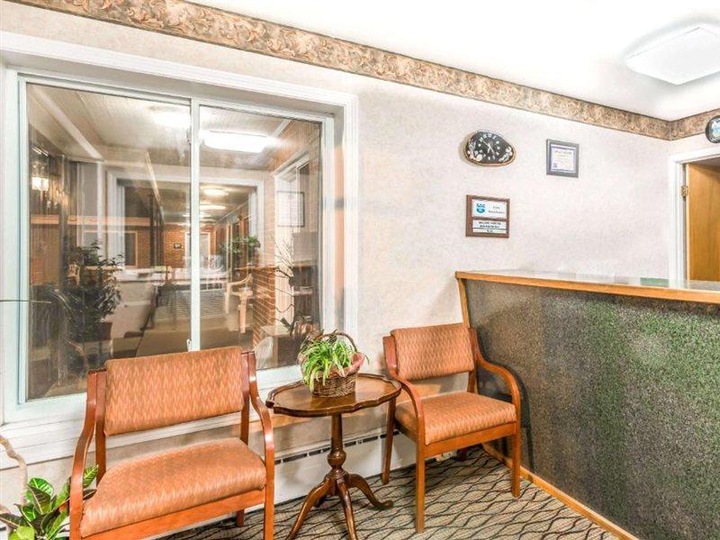 Knights Inn Lenox Bagian luar foto