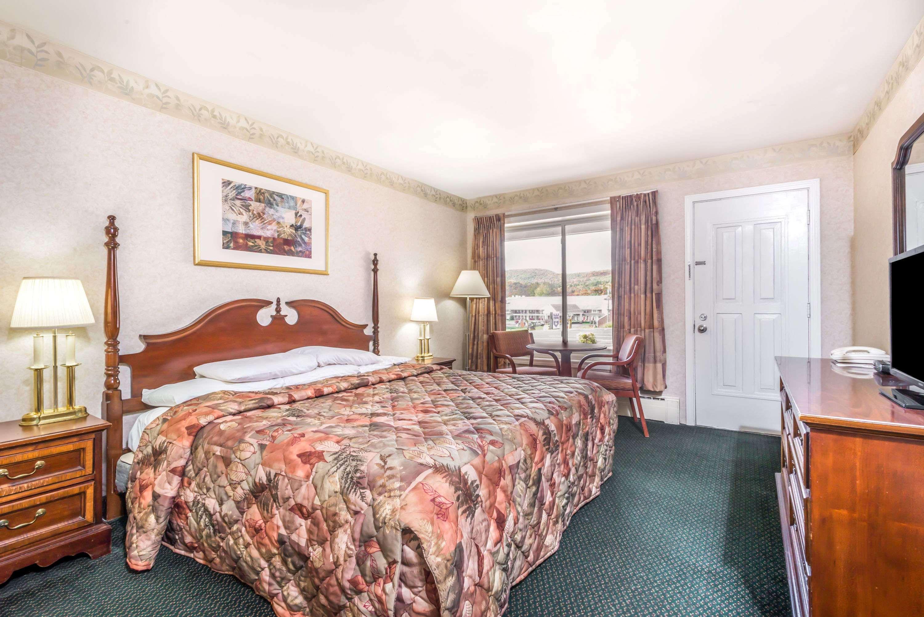 Knights Inn Lenox Bagian luar foto
