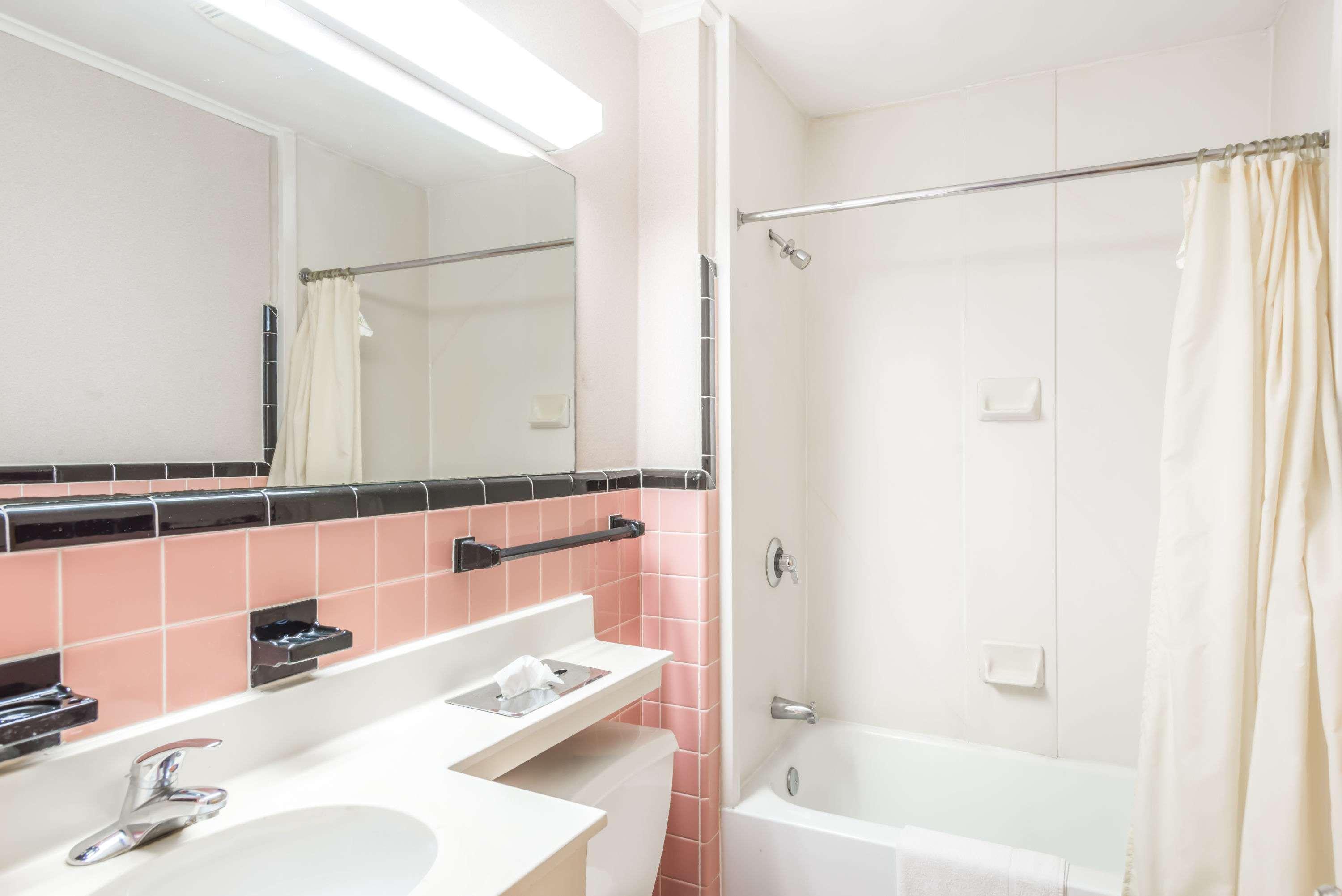 Knights Inn Lenox Bagian luar foto