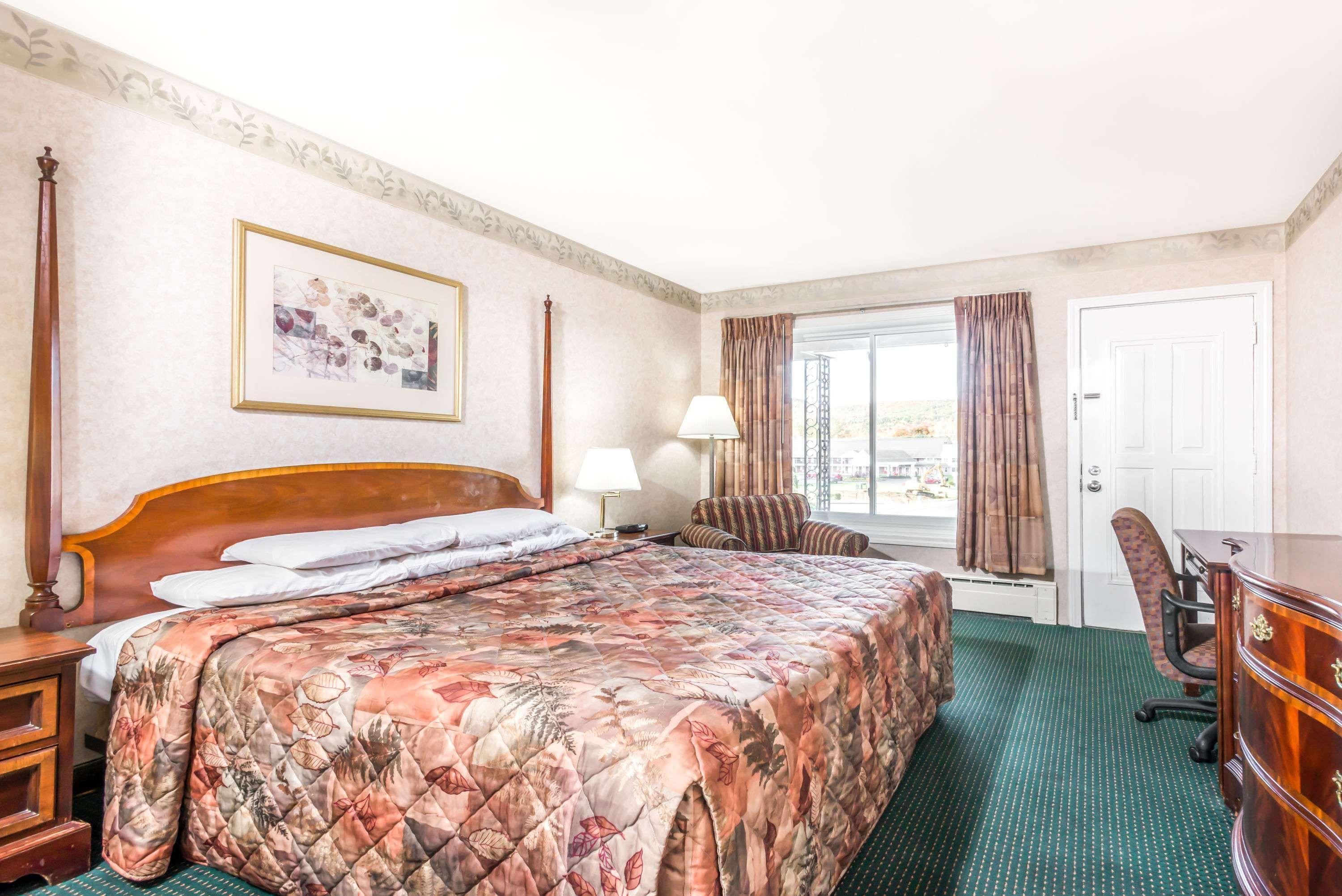 Knights Inn Lenox Bagian luar foto