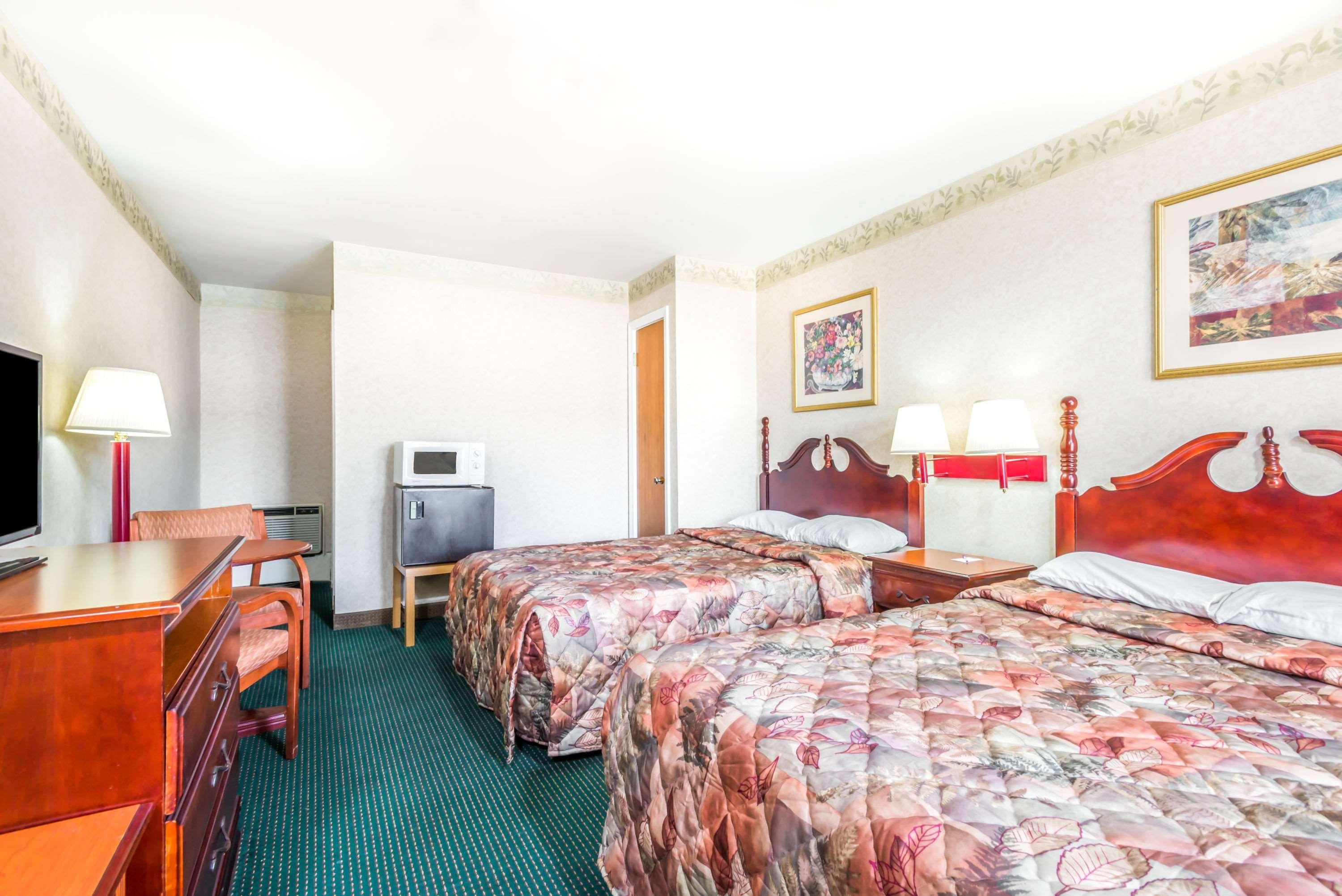 Knights Inn Lenox Bagian luar foto