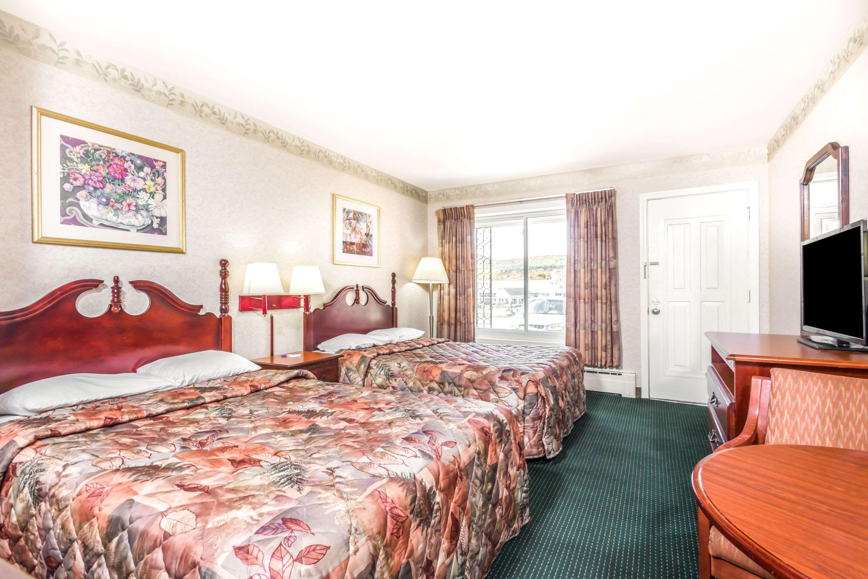 Knights Inn Lenox Bagian luar foto
