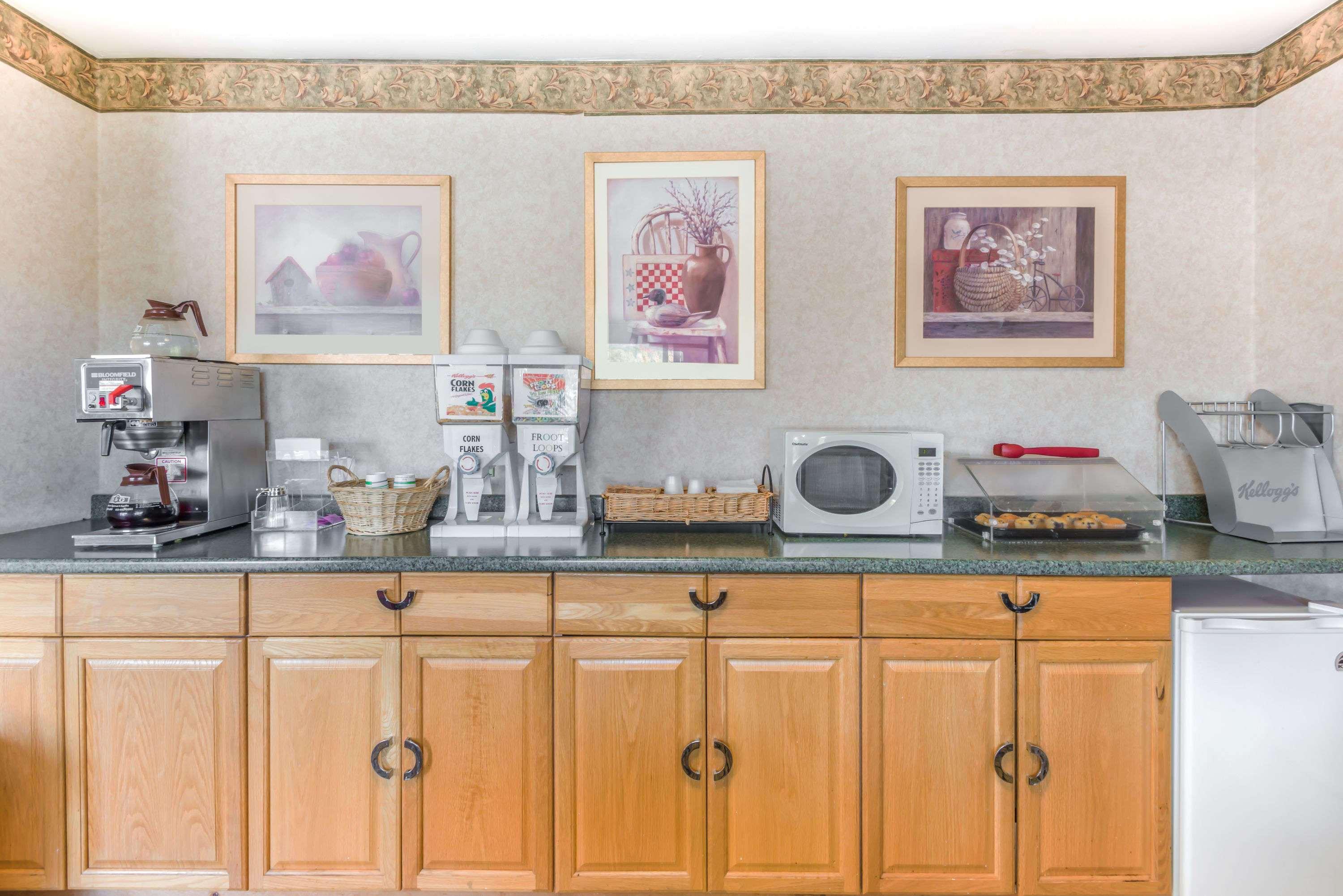 Knights Inn Lenox Bagian luar foto