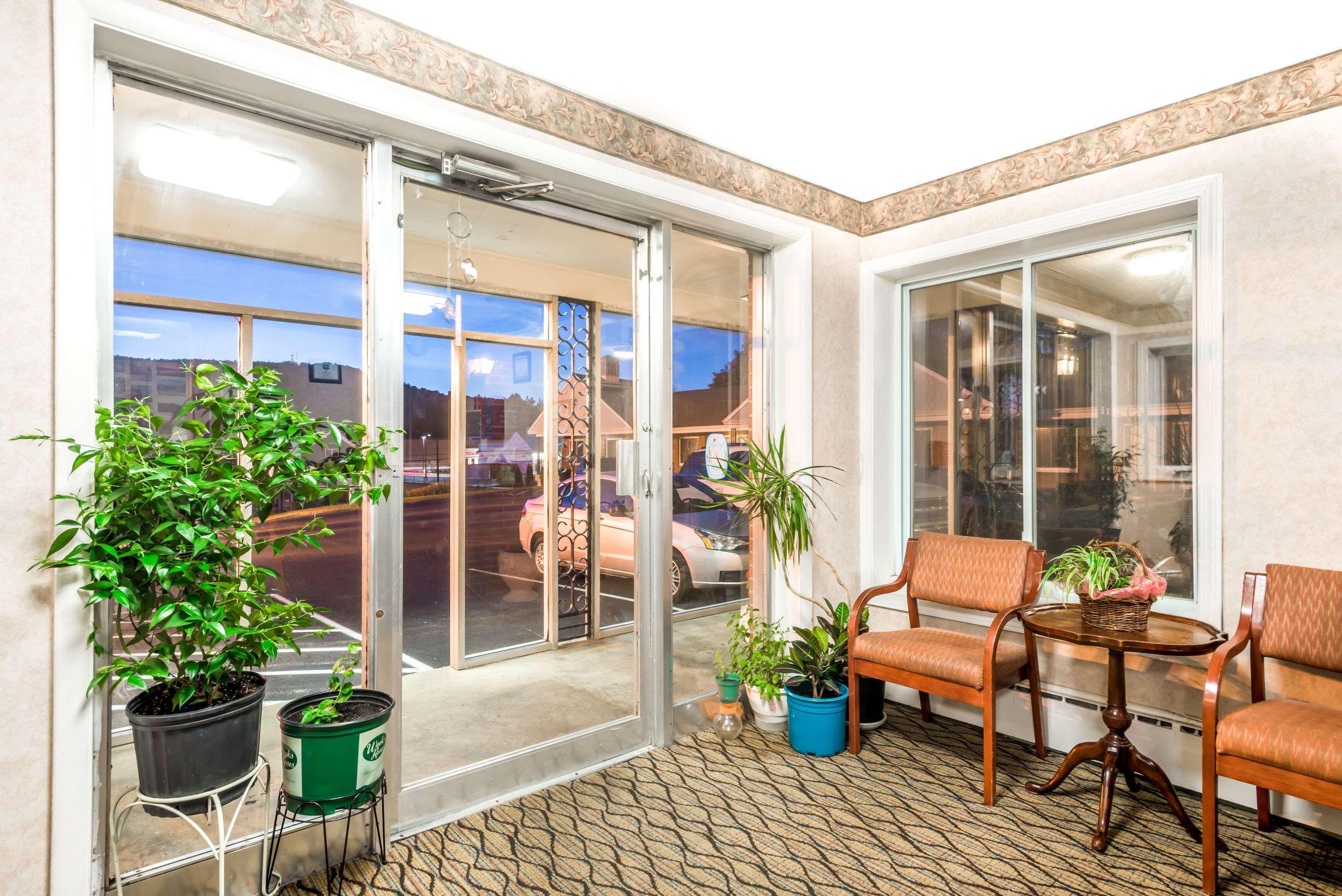 Knights Inn Lenox Bagian luar foto