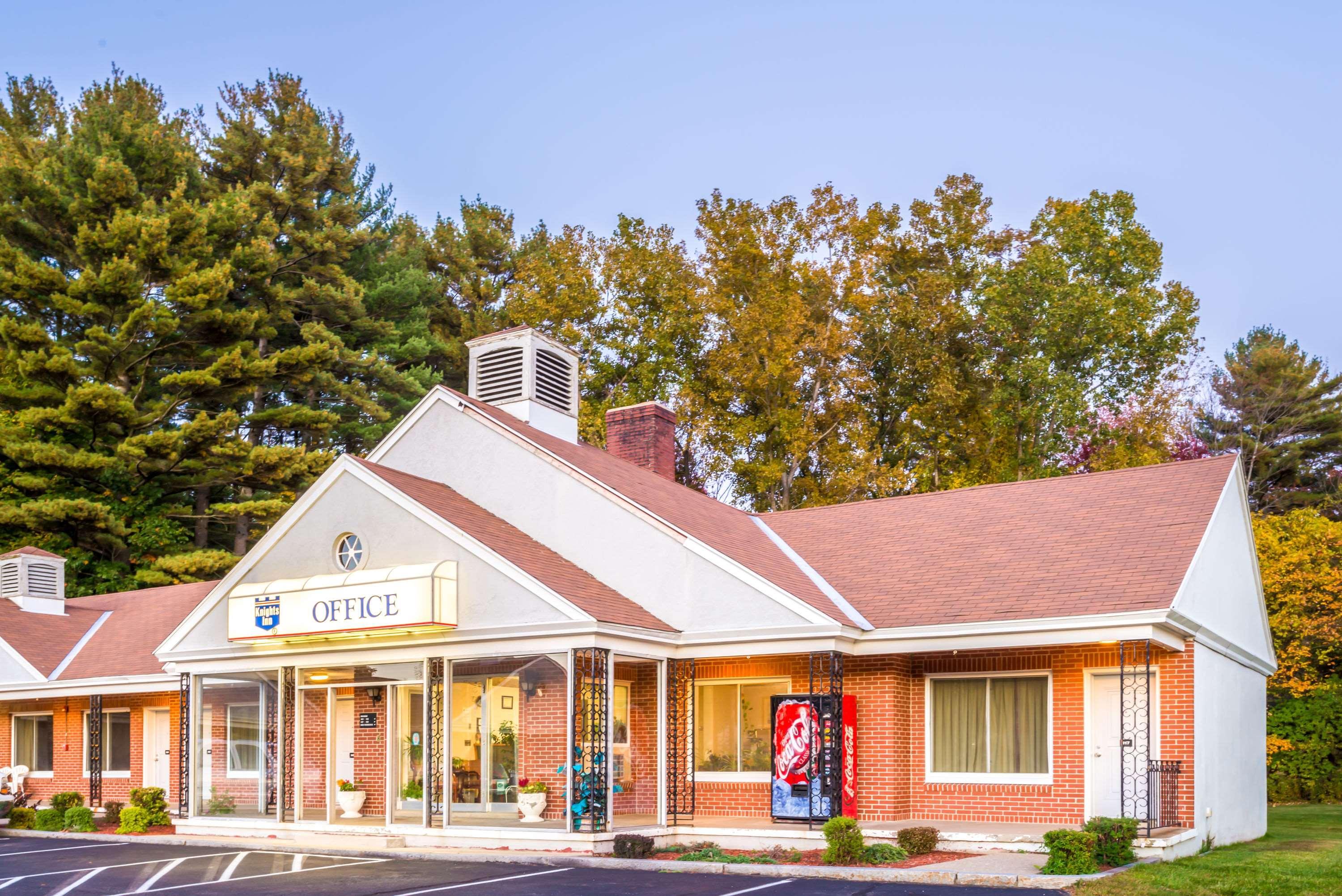 Knights Inn Lenox Bagian luar foto