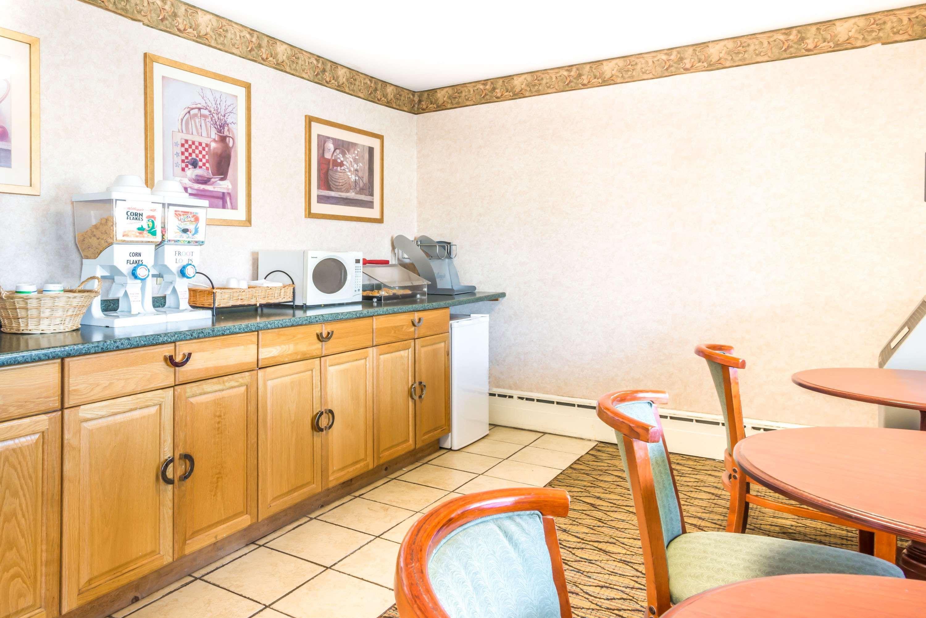 Knights Inn Lenox Bagian luar foto