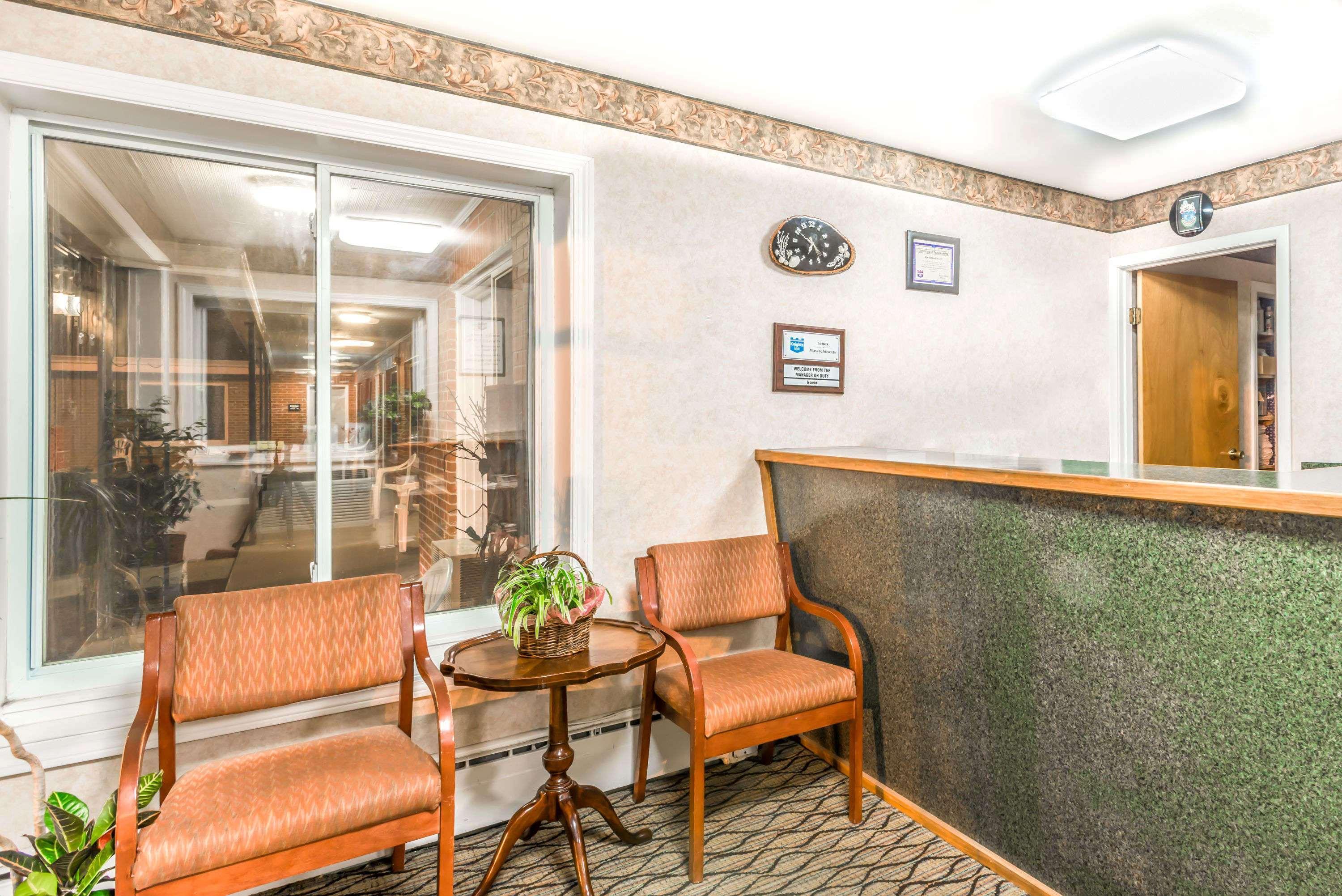 Knights Inn Lenox Bagian luar foto