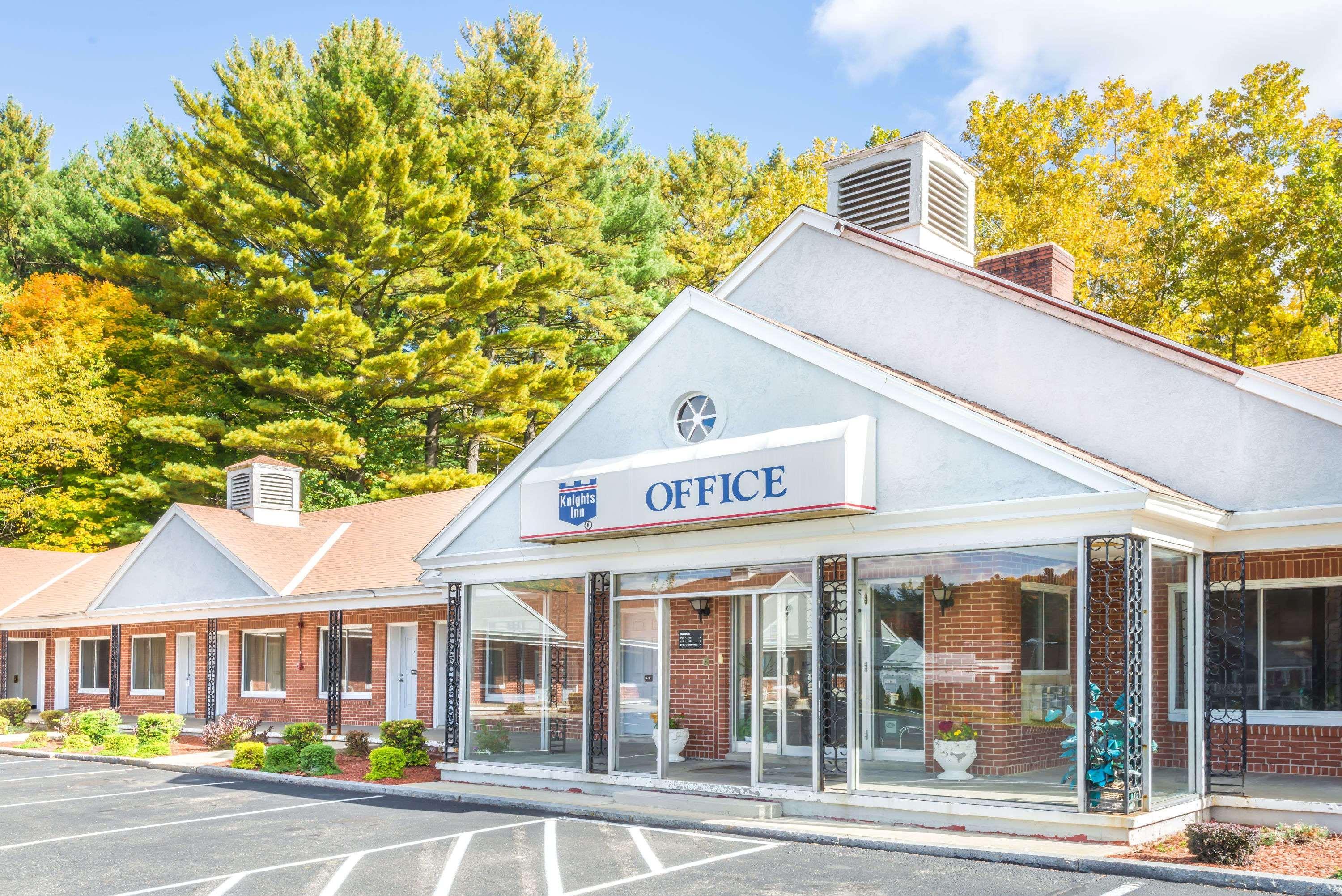 Knights Inn Lenox Bagian luar foto