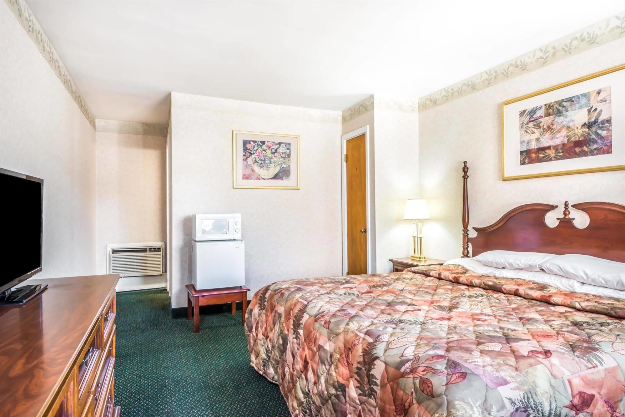 Knights Inn Lenox Bagian luar foto